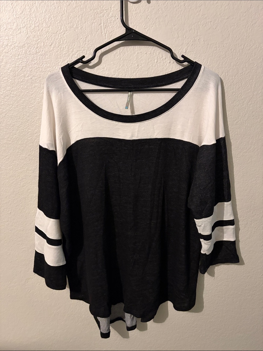 Color Thread Dark Heather & White Colorblock 3/4 Length Sleeve Top